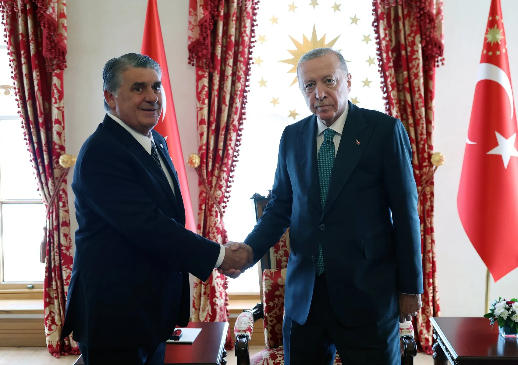 Dolmabahçe'de kritik zirve: Türk futbolunun zirvesindeki isimler bir araya geldi
