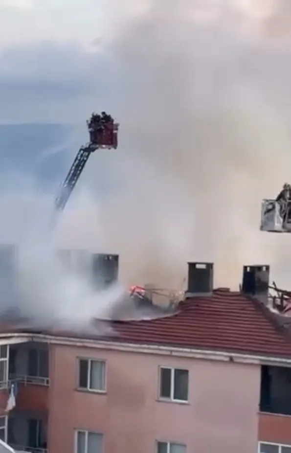 Darıca'da akşam saatlerinde korkutan yangın: Çatı alevlere teslim oldu