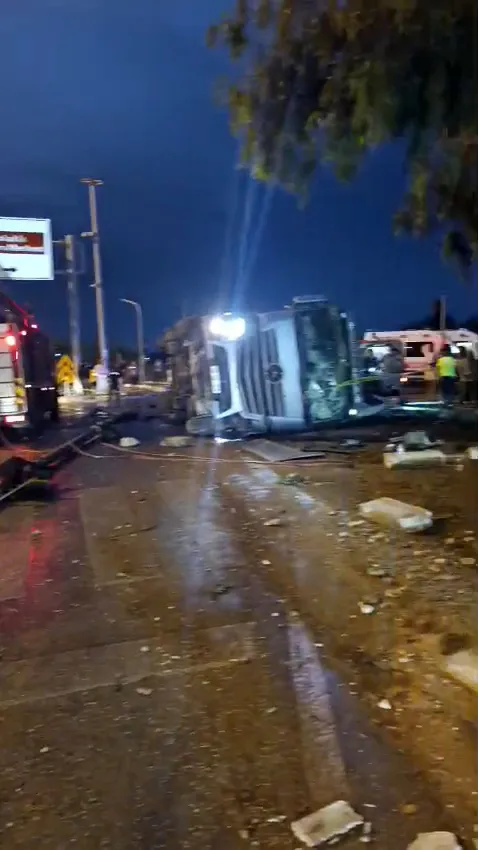 Manavgat'ta dehşet anları: Kavşaktaki kaza durağı enkaza çevirdi