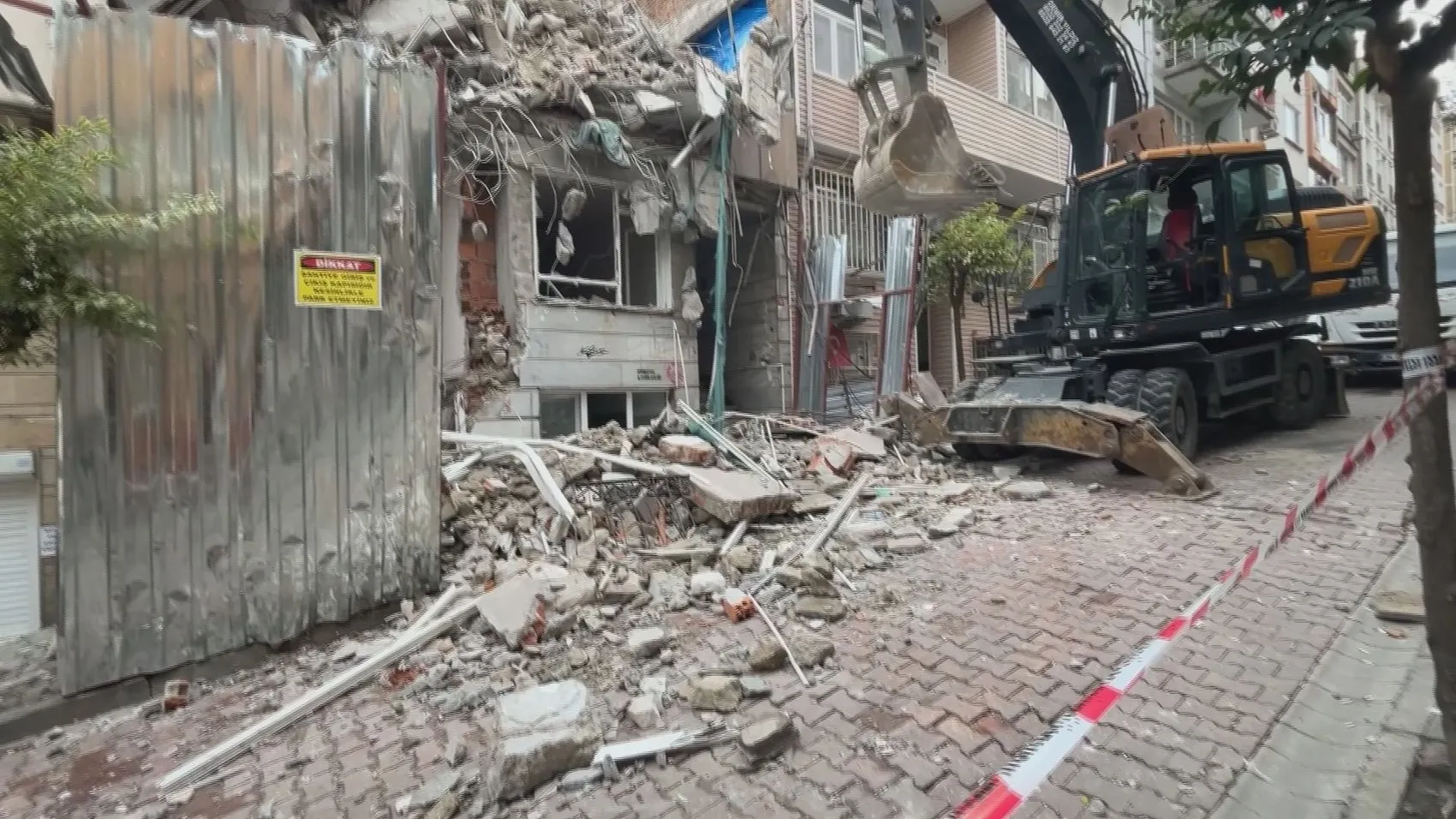 Beşiktaş'ta kentsel dönüşüm kabusu: Yıkım sırasında komşu apartman boşaltıldı
