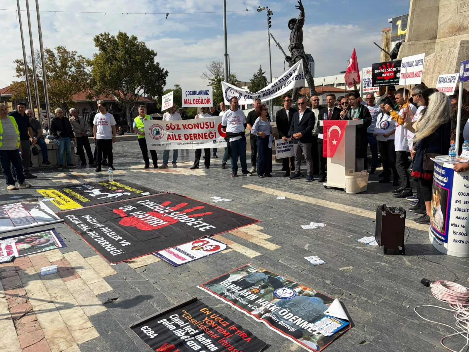 Ulus Meydanı'nda nafaka isyanı: Ömür boyu süren ekonomik bağımlılığa son verilsin