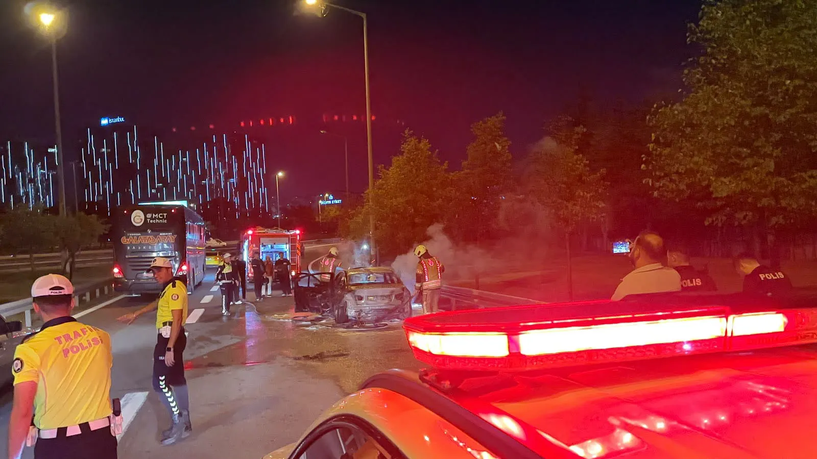 Bakırköy'de gece yarısı dehşeti: Seyir halindeki araç bir anda alev topuna döndü