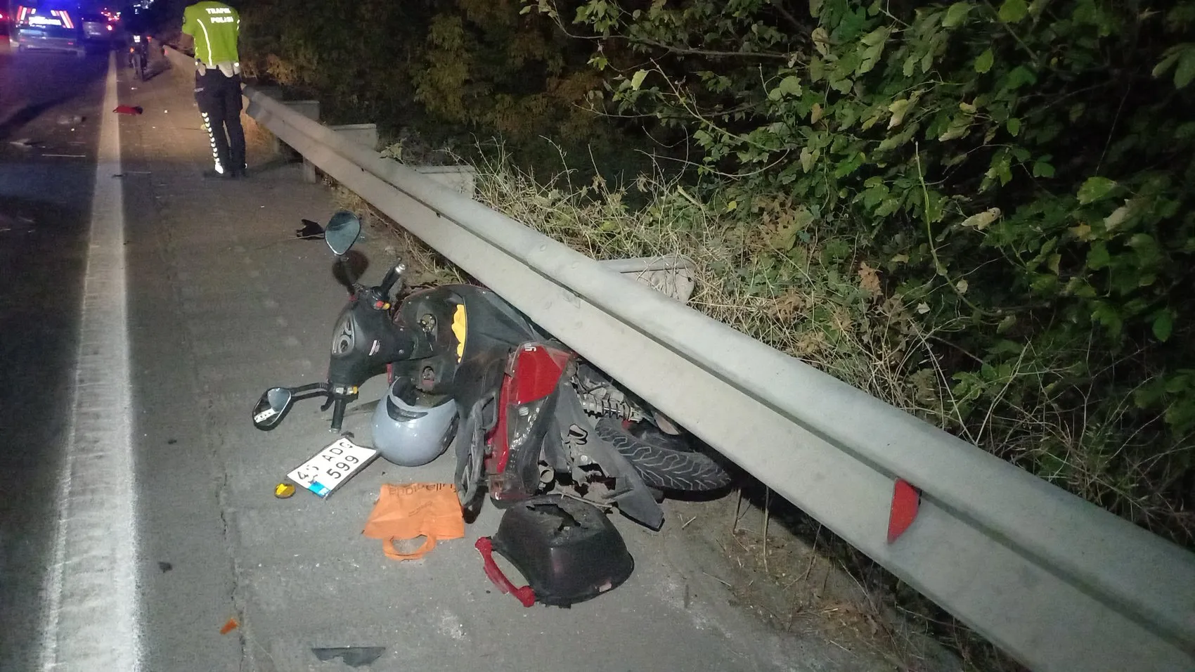 Manisa'da gece yarısı dehşeti: Bariyerlere sıkışan sürücü için zamana karşı yarış