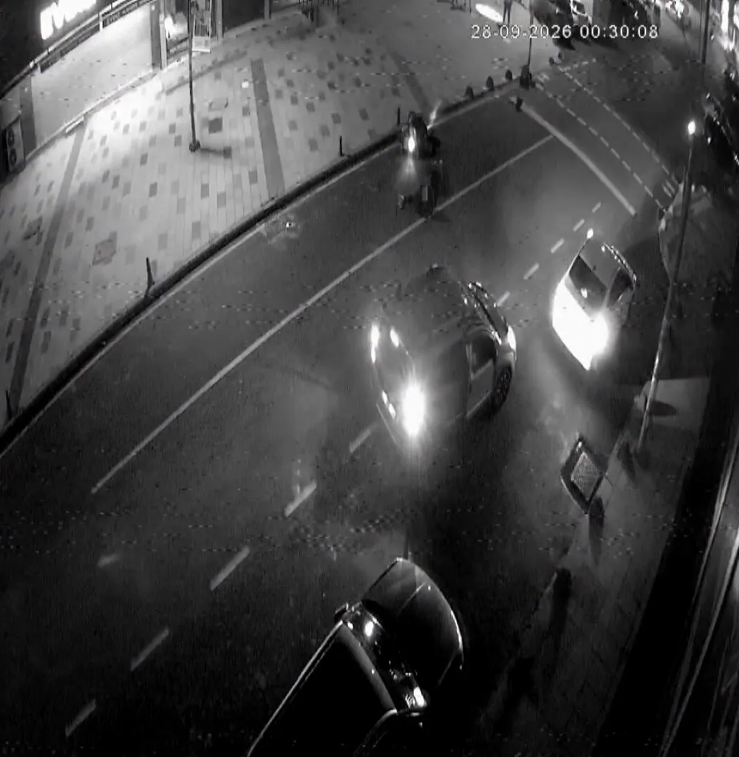 Arnavutköy'de gece yarısı dehşeti: Park halindeki araç yola çıkınca motosikletli iki kişi savruldu