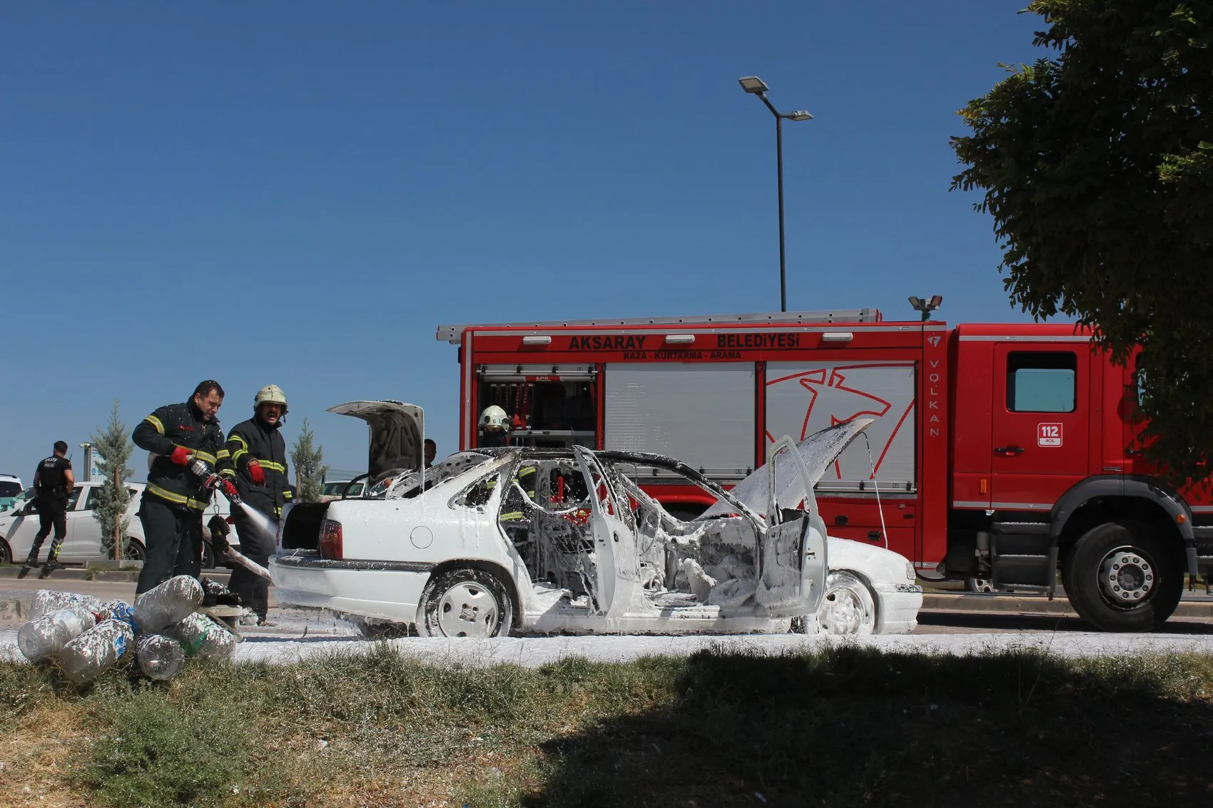 Aksaray'da hastane çıkışı korku dolu anlar: Otomobil bir anda alev topuna döndü