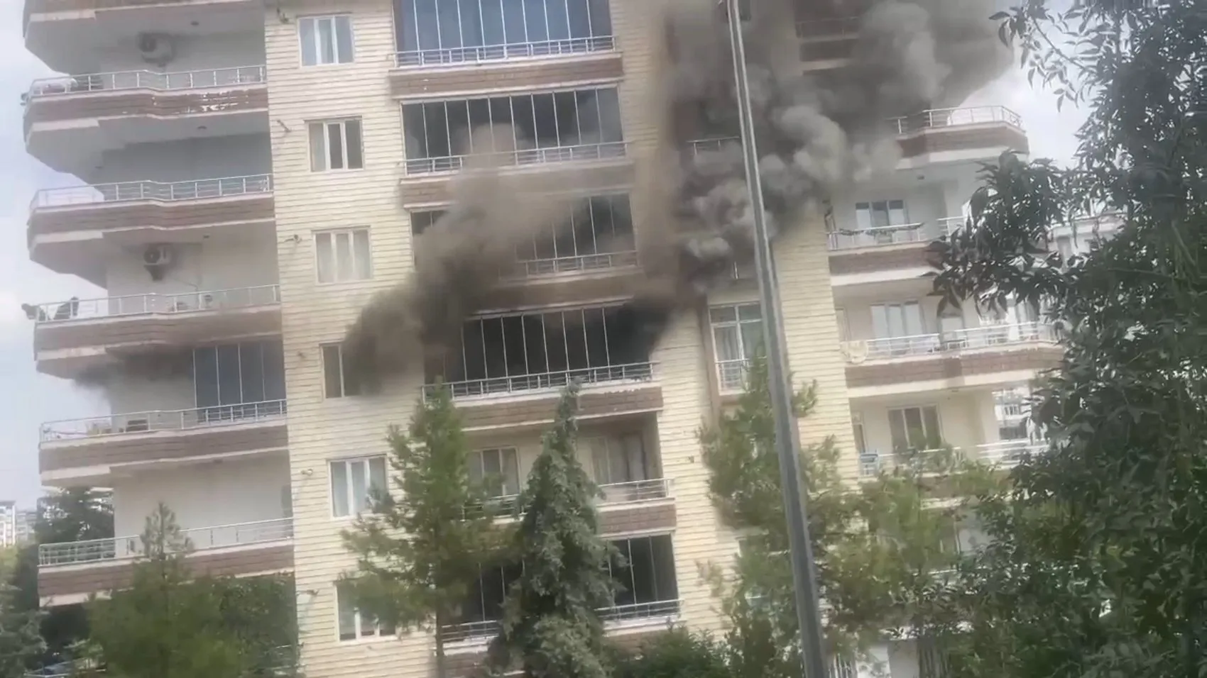 Diyarbakır'da korku dolu anlar: 9 katlı binada mahsur kalanlar merdivenle kurtarıldı