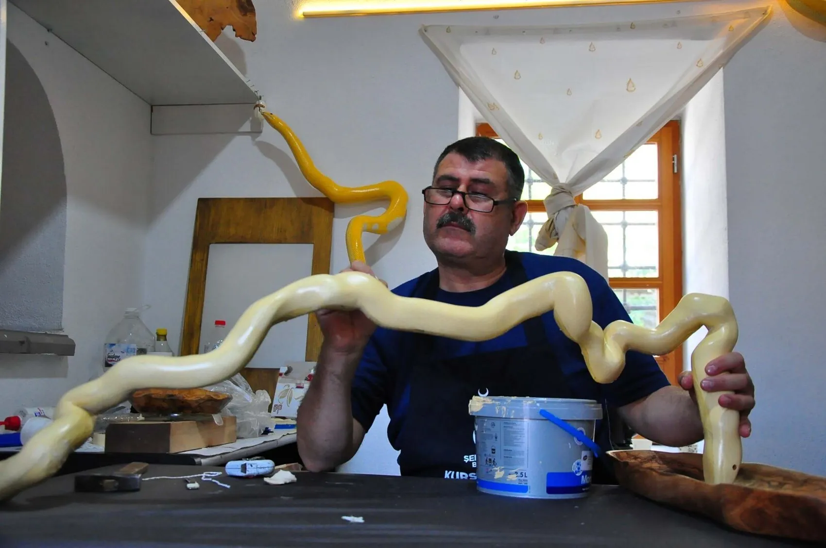 Böbreğini ağabeyine vererek hayata bağladı: Şimdi ise doğanın atıklarını sanat eserine dönüştürüyor