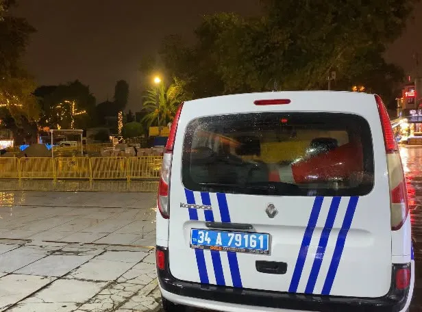 Eyüpsultan'da kutsal mekanda dehşet anları: Yatsı namazı sırasında silahlar konuştu