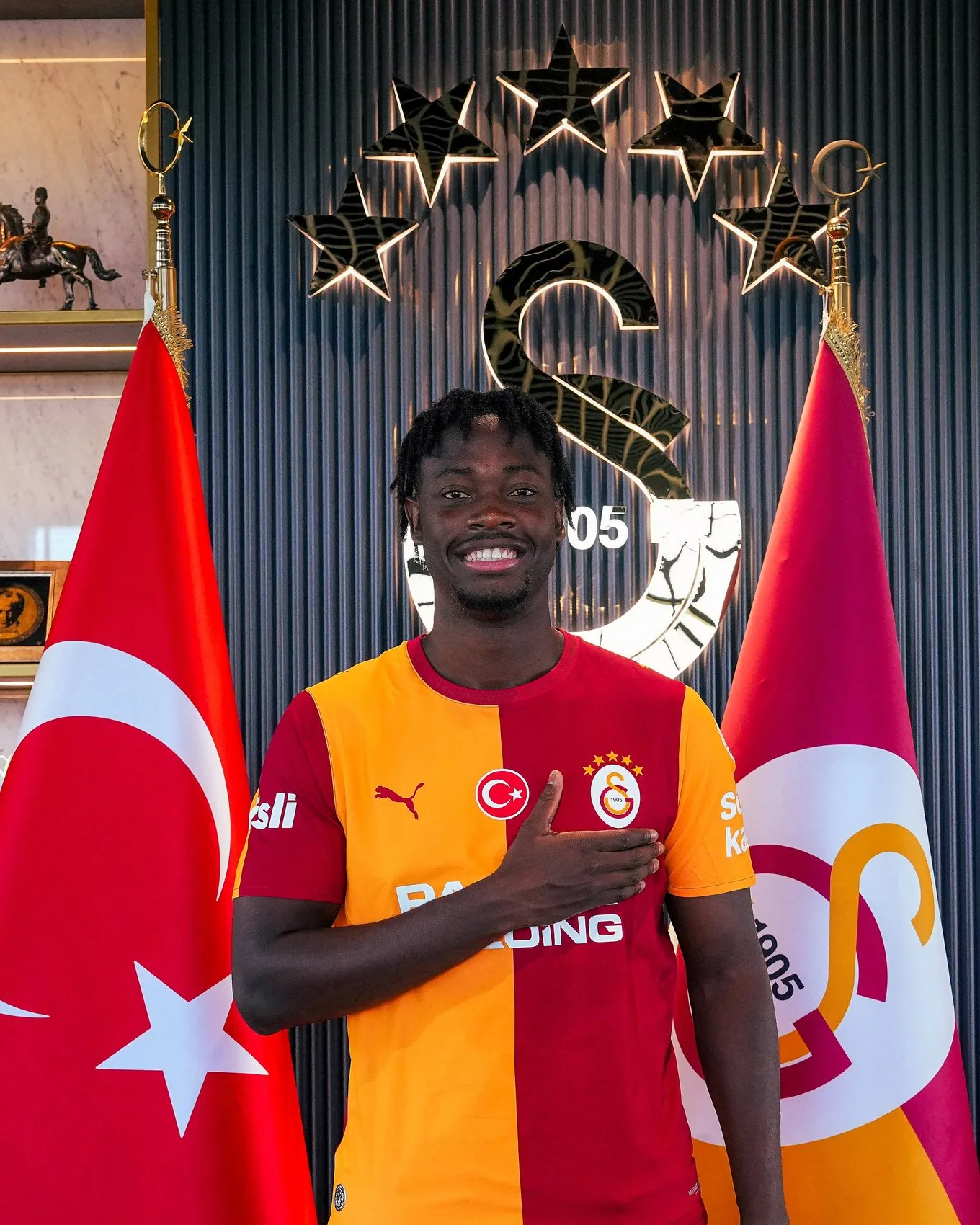 Galatasaray'da savunma hattına dev takviye: Bitshiabu resmen açıklandı