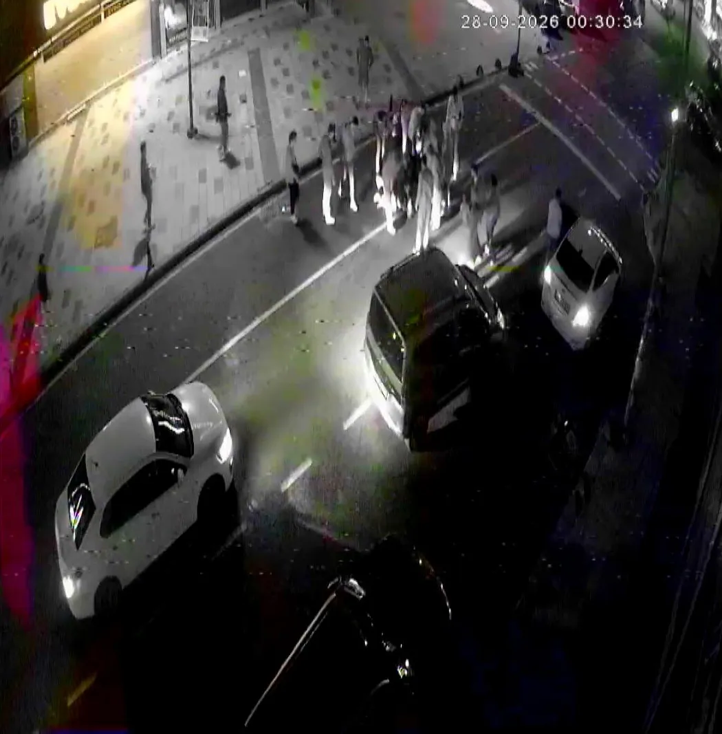 Arnavutköy'de gece yarısı dehşeti: Park halindeki araç yola çıkınca motosikletli iki kişi savruldu