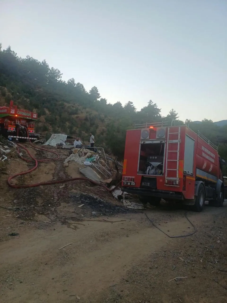Hassa'da ormanlık alanda korkutan dumanlar: Ekipler zamanla yarıştı