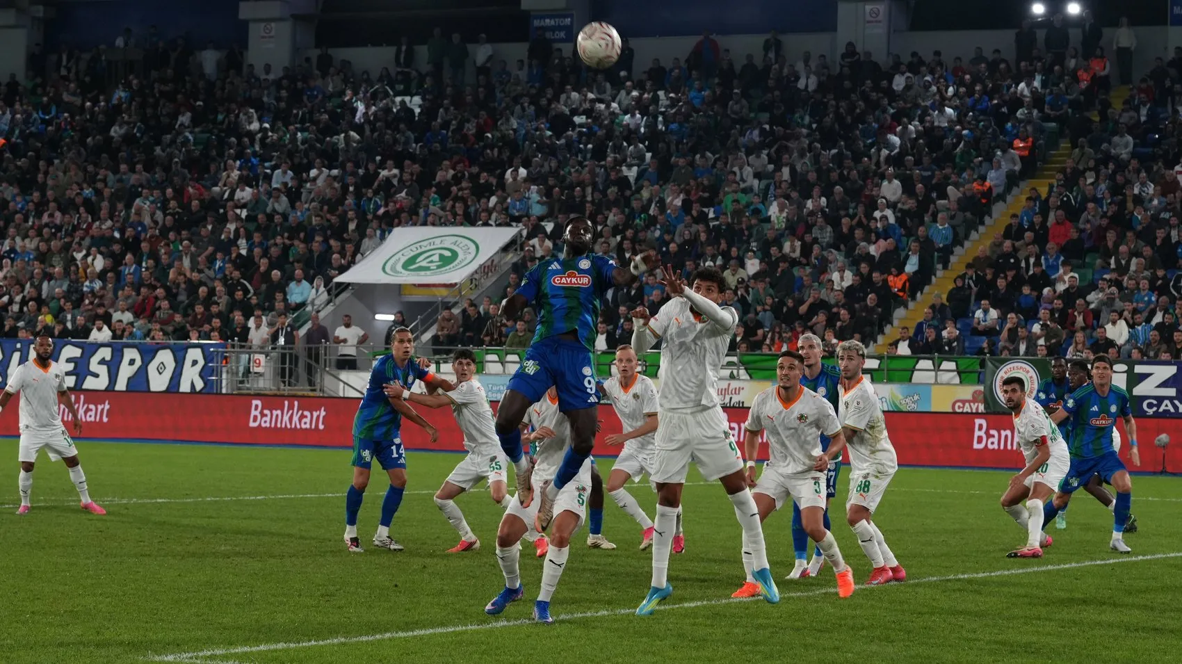 Çaykur Didi'de şanssız an: Rizespor kendi kalesine attığı golle yıkıldı