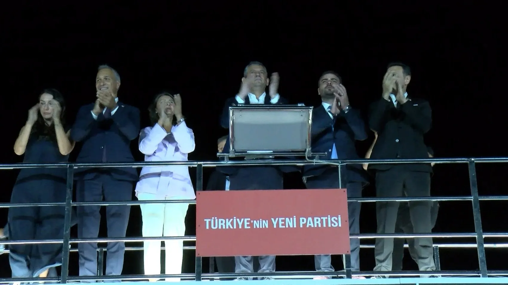 Üsküdar’da adalet nöbeti: Özgür Özel’den tutuklama kararına sert tepki