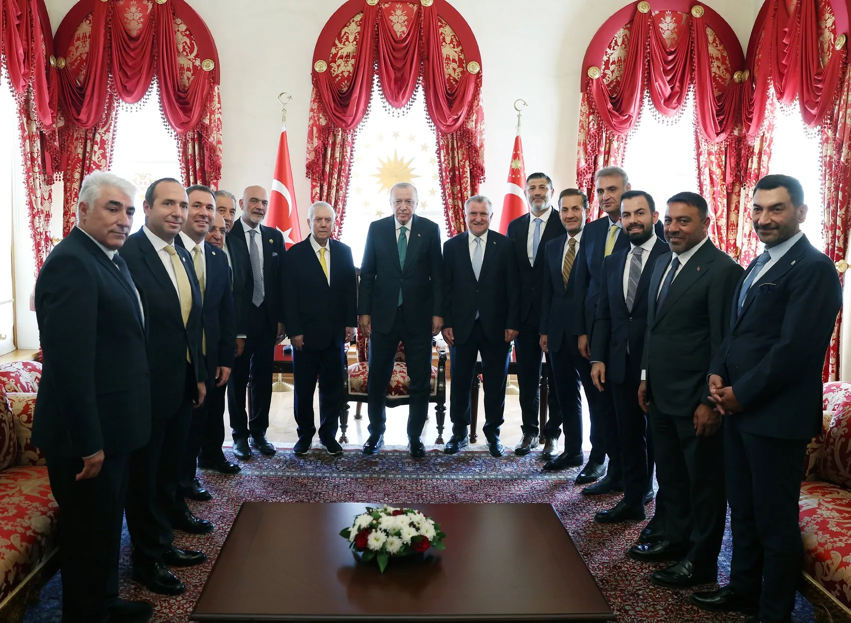 Dolmabahçe'de kritik zirve: Türk futbolunun zirvesindeki isimler bir araya geldi