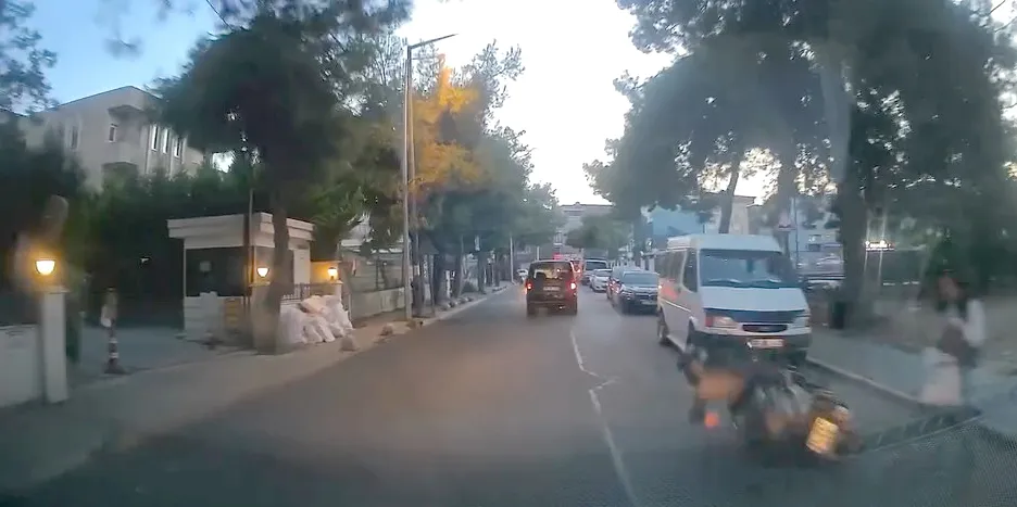Avcılar'da saniyelerle gelen mucize: Motosikletten düşen sürücüyü ölümden direksiyon refleksi kurtardı
