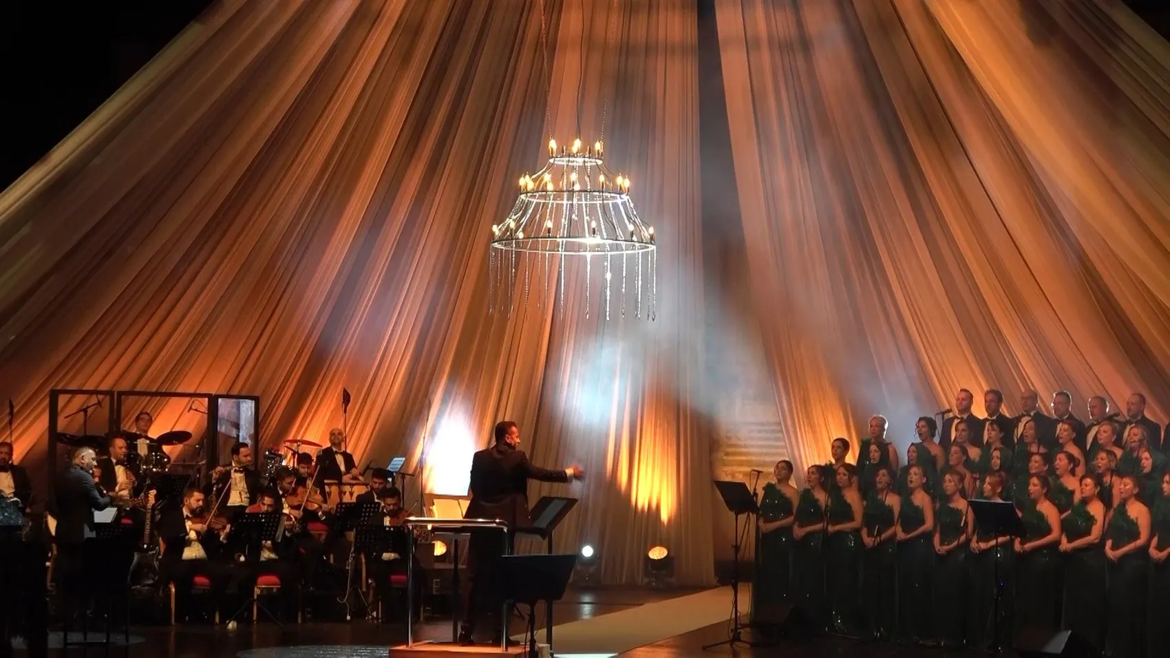 Sanat Güneşi Bursa'da yankılandı: Nükhet Duru'dan vefa dolu gece