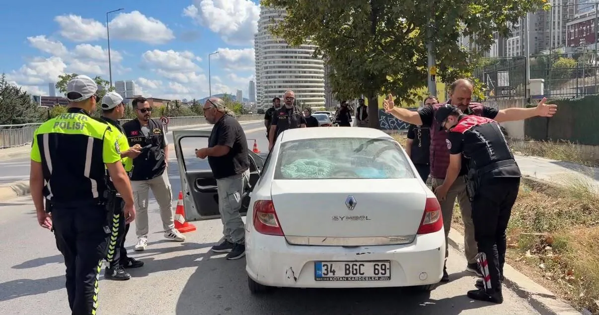 Kadıköy semalarında gözler okul çevrelerinde: Havadan sıkı takip başladı