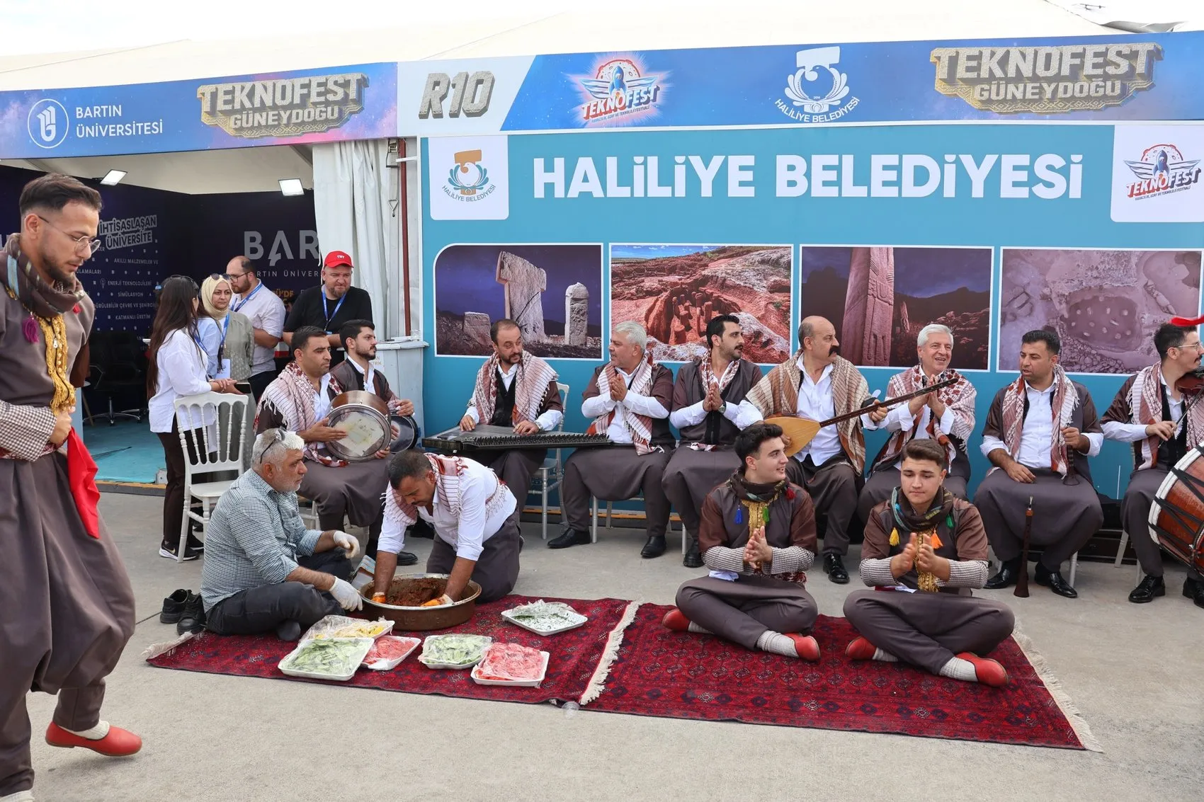 Şanlıurfa'da teknoloji rüzgarı: Robot köpekler çiğ köfte eşliğinde sahne aldı