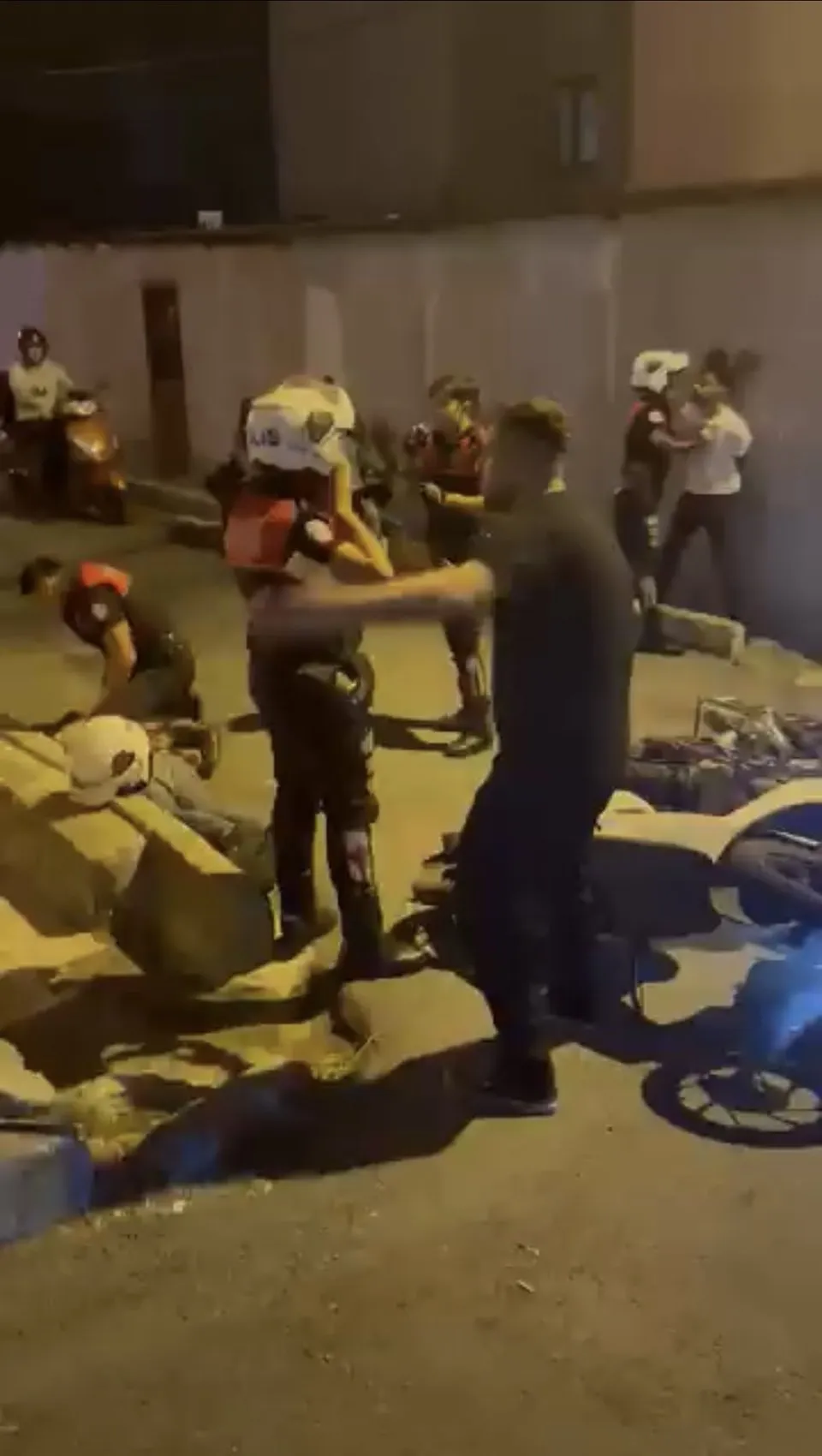 Beyoğlu'nda nefes kesen kovalamaca: Şüphelileri polisin elinden almak istediler