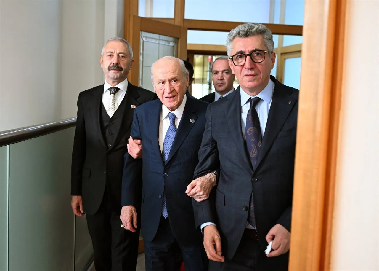 MHP Genel Merkezi'nde dikkat çeken buluşma: Bahçeli iki köklü aileyi ağırladı