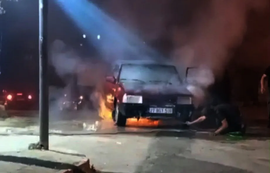 İslahiye'de trafik ışıklarında korku dolu anlar: Otomobil aniden alev aldı