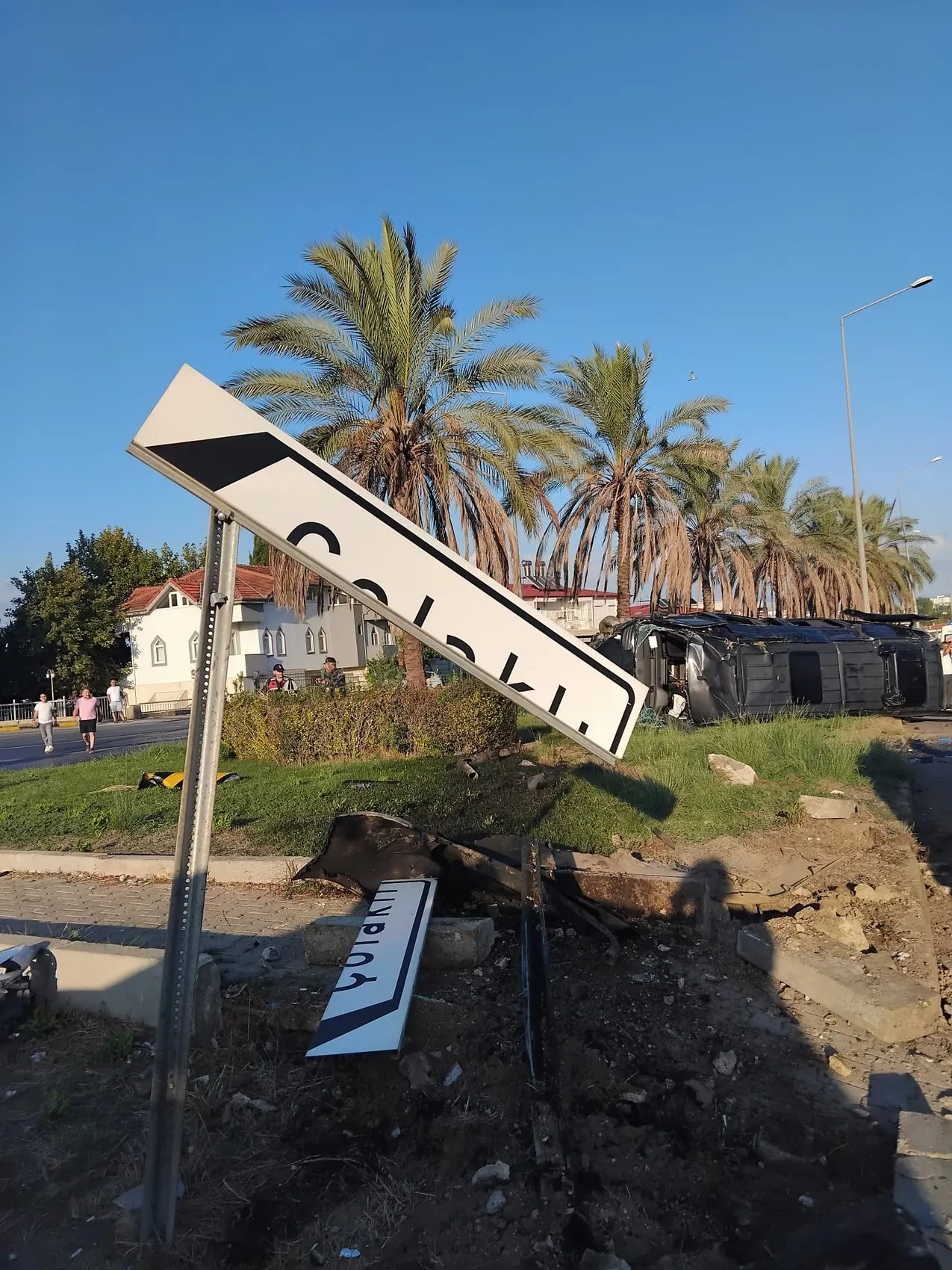 Manavgat'ta dehşet anları: Tur midibüsü refüje devrildi, 15 kişi yaralandı