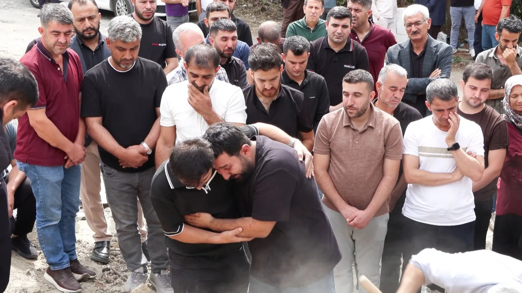 Babanın çaresizliği yürekleri dağladı: Alevlerin arasından ailesini kurtardı ama kızına ulaşamadı