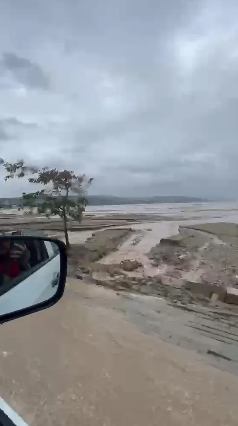 Mudanya'da kabus dolu anlar: Deniz karayla birleşti