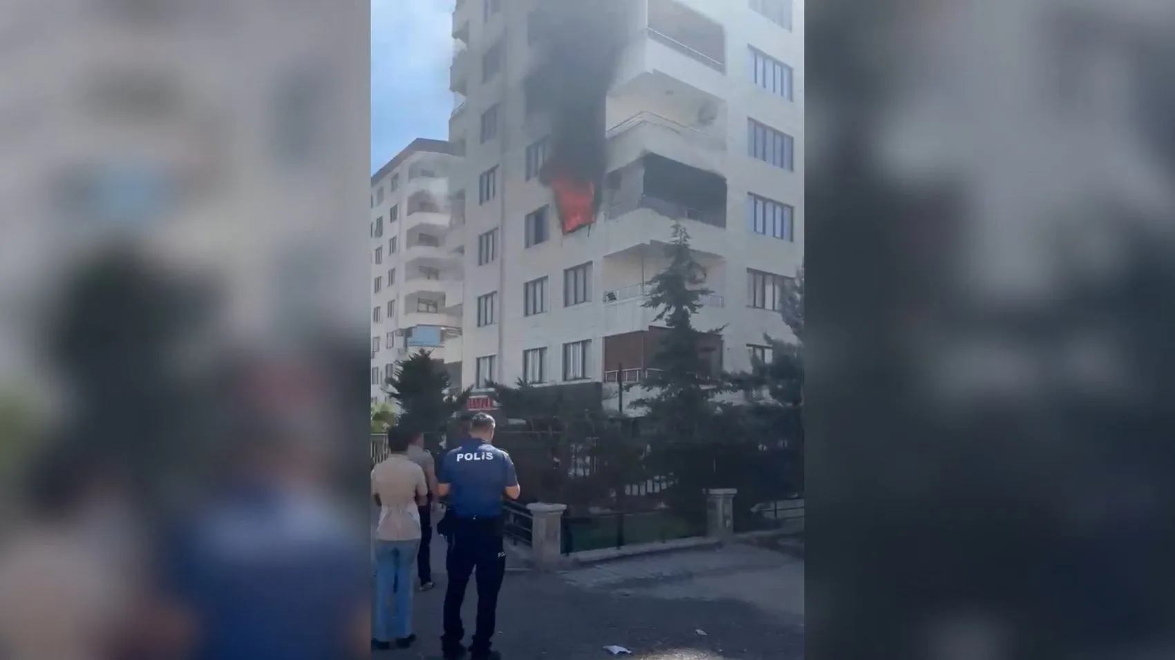 Şanlıurfa'da korku dolu anlar: 8 katlı binada yükselen alevler paniğe yol açtı