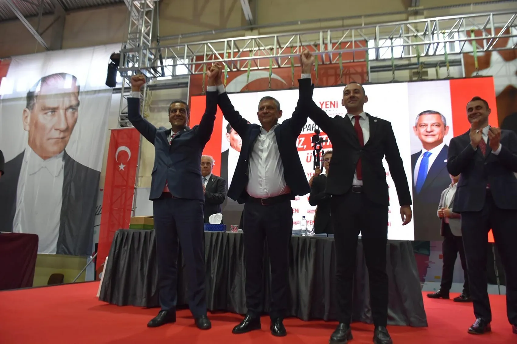 Özgür Özel'den koltuk resti: Başarısız olursam o gün bırakırım
