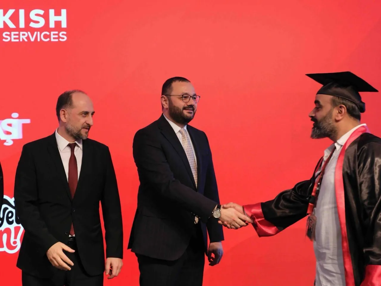 Gökyüzünün devinde diplomalar havada uçuştu: 100 çalışanın hayali gerçek oldu