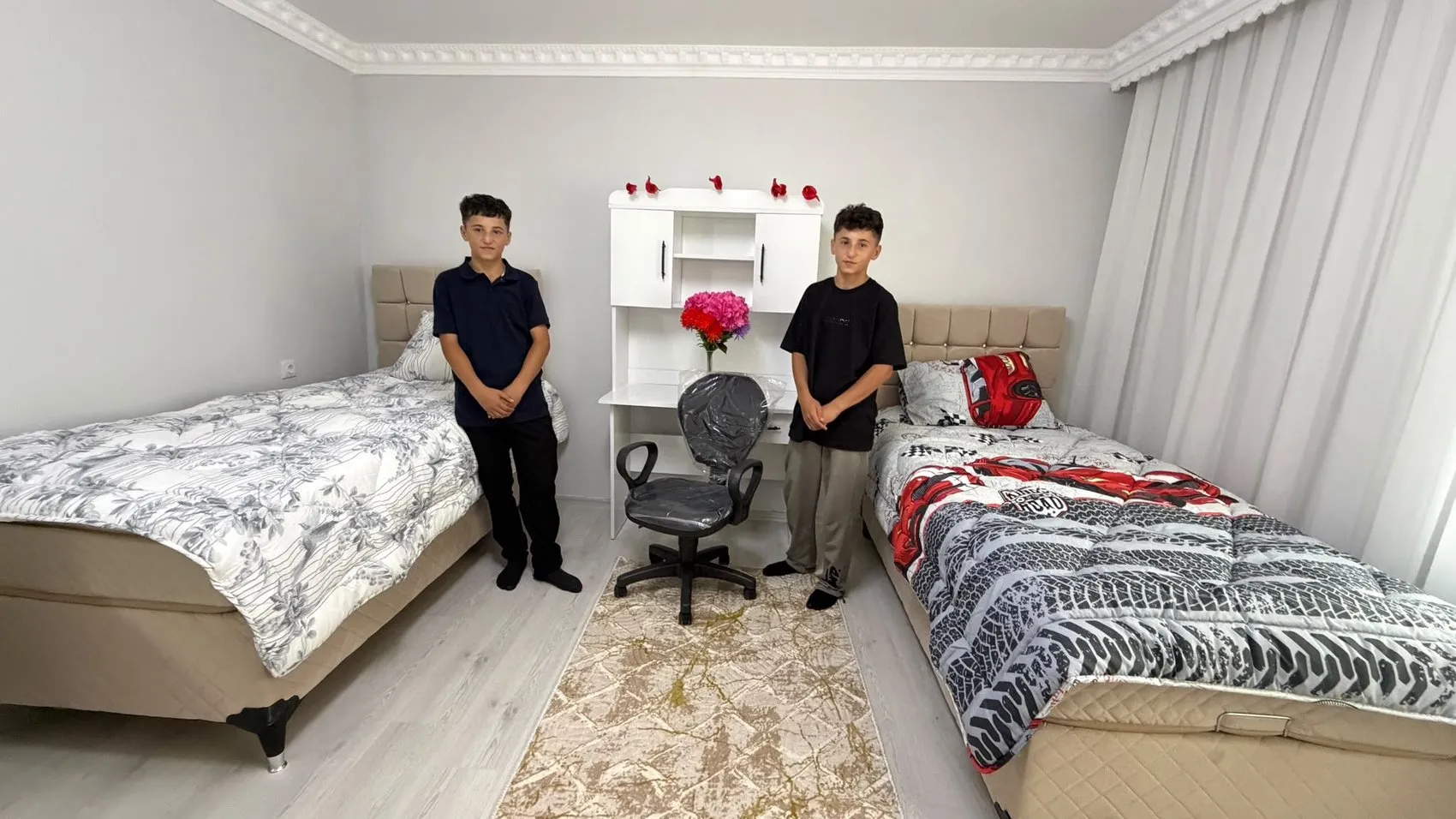 Yer minderinden fen lisesine uzanan başarı: İkizlerin yarım kalan hayalleri artık 3+1 evde yeşeriyor