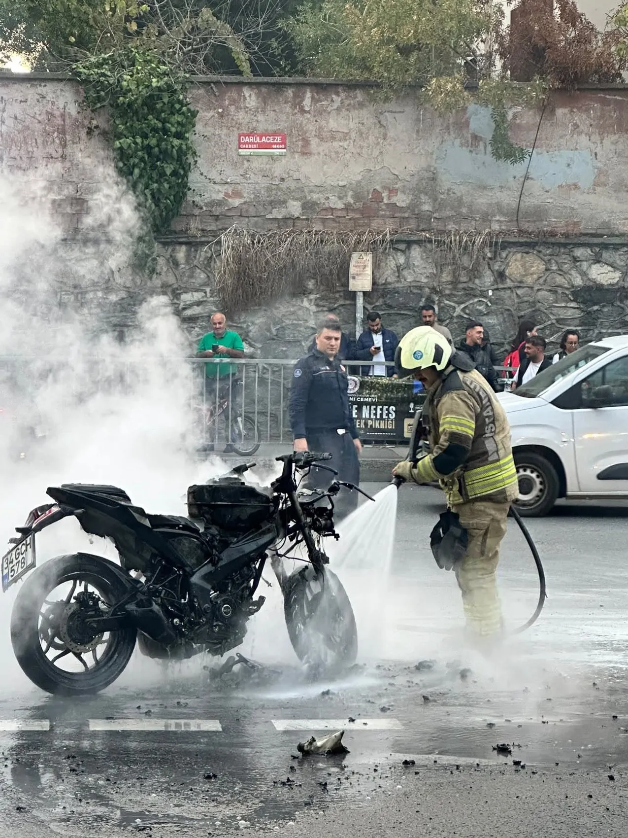 Şişli sokaklarında korku dolu anlar: Motosiklet bir anda alev topuna döndü