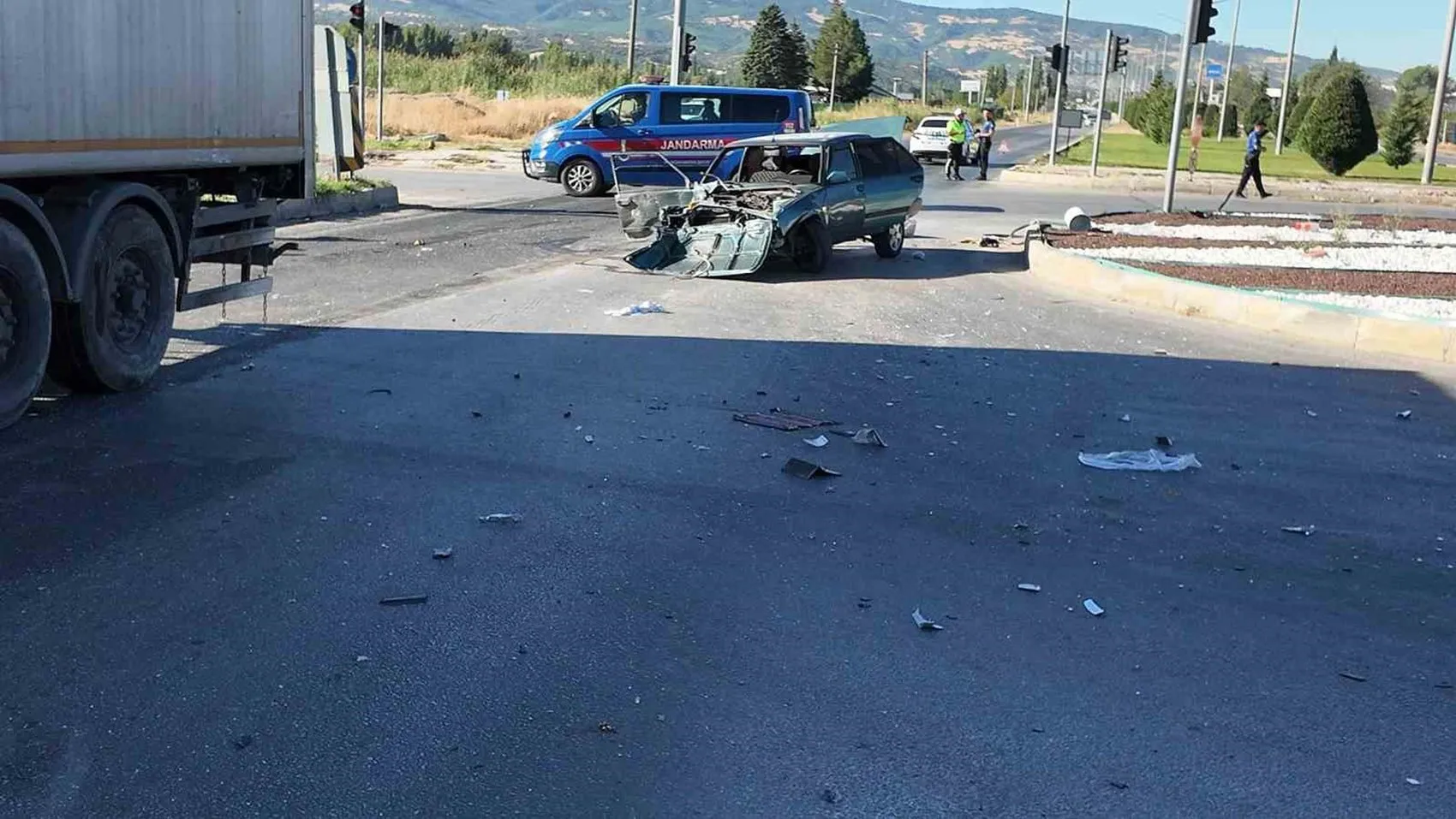 Gediz'de sabah saatlerinde dehşet anları: Otomobil hurdaya döndü