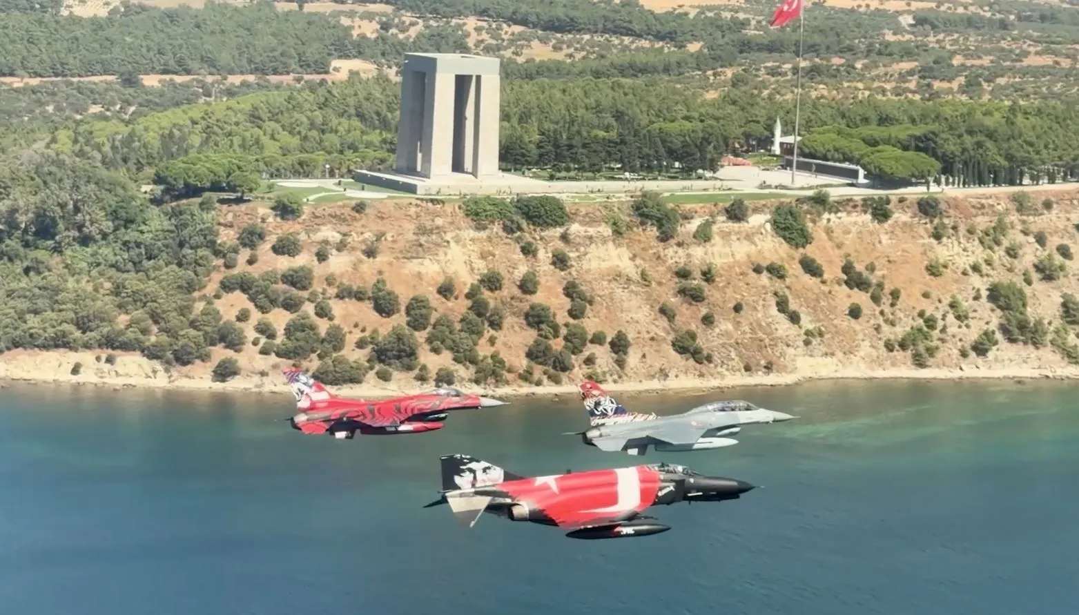 Gökyüzünde anlamlı selam: Orgeneral Dalkıran'dan şehitlere vefa uçuşu