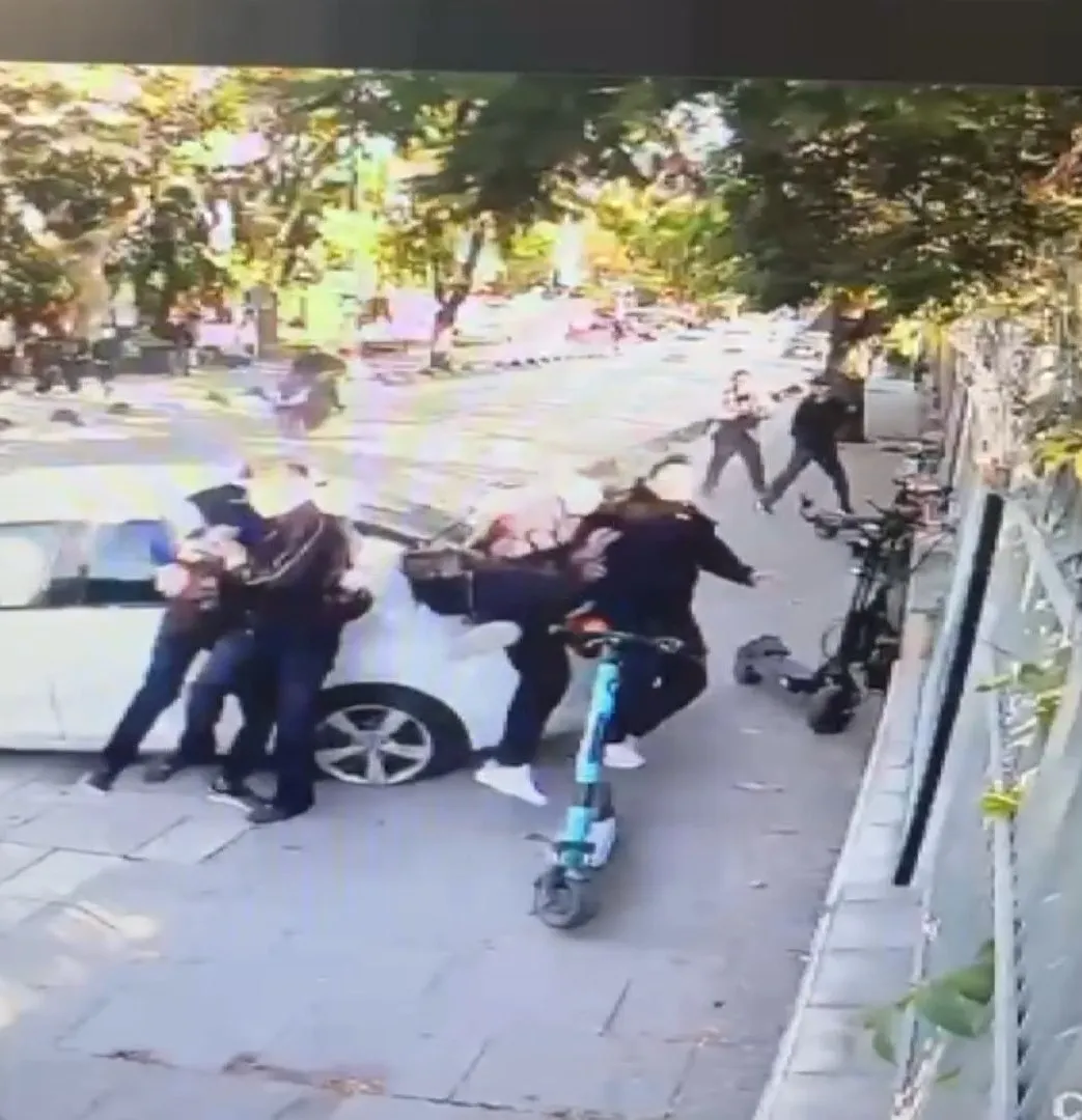 Sabah ders zili çalarken dehşet anları: Okul yolundaki öğrencilere otomobil çarptı