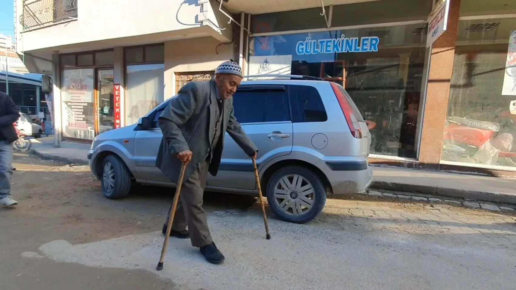 92 yaşında bir ömür: Bastonuna yaslanıp unutulmaya yüz tutmuş zanaatını ayakta tutuyor
