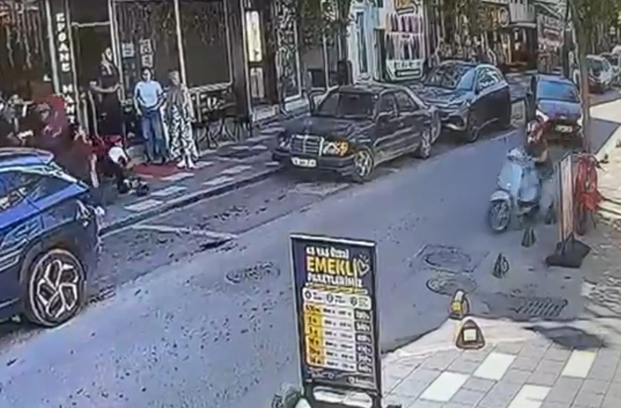 Bolu'da saniyelerle ölçülen kaza: Otomobile çarpmamak için beton dubalara daldı