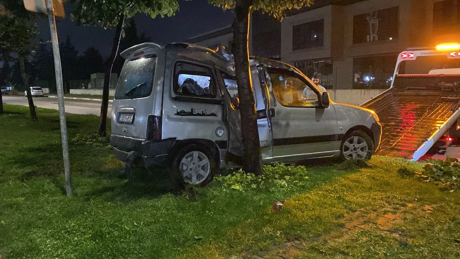 İnegöl'de yağmur kazayı beraberinde getirdi: Ağaca çarpan araçta iki yaralı