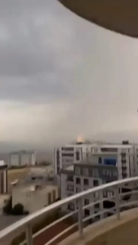 Şırnak'ta korku dolu anlar: Yıldırımın 8 katlı binayı vurduğu o saniyeler kamerada