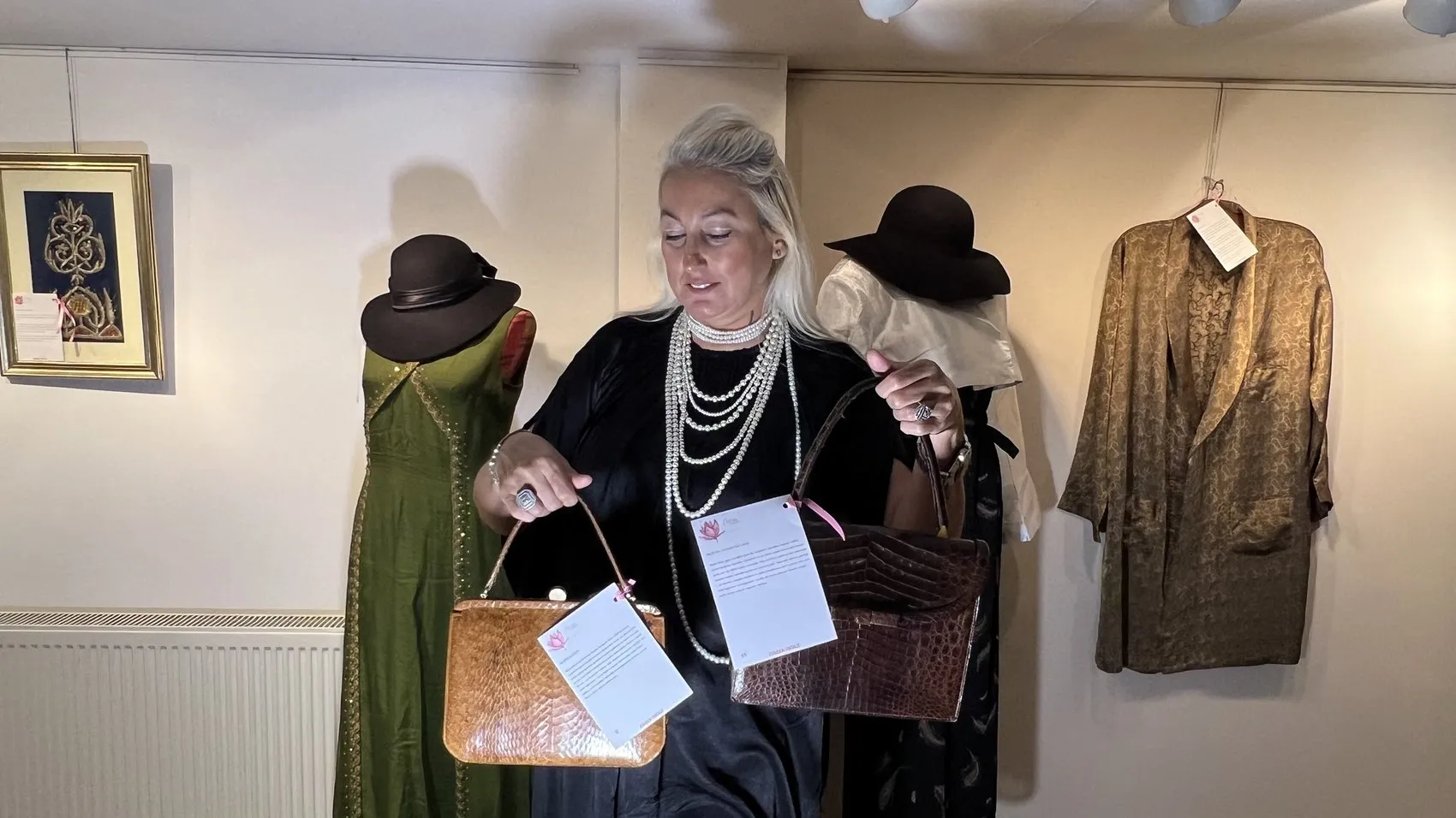 Sandıktan çıkan 60 yıllık hatıralar: Bir ailenin moda mirası sanat galerilerinde hayat buluyor