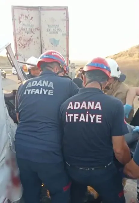 TAG Otoyolu'nda feci kaza: Kamyonet TIR'ın altına girdi