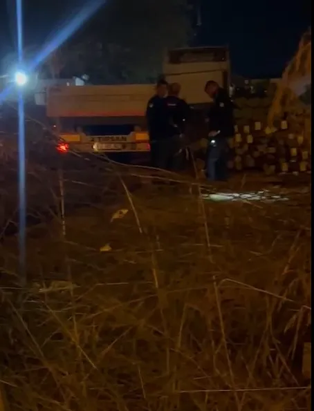 Kamyonuna yük getirdiği iş yerinde feci son: Tonlarca demir üzerine devrildi