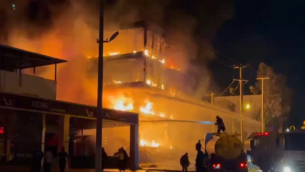 Mezitli'de korku dolu anlar: Üç katlı mağaza alevlere teslim oldu
