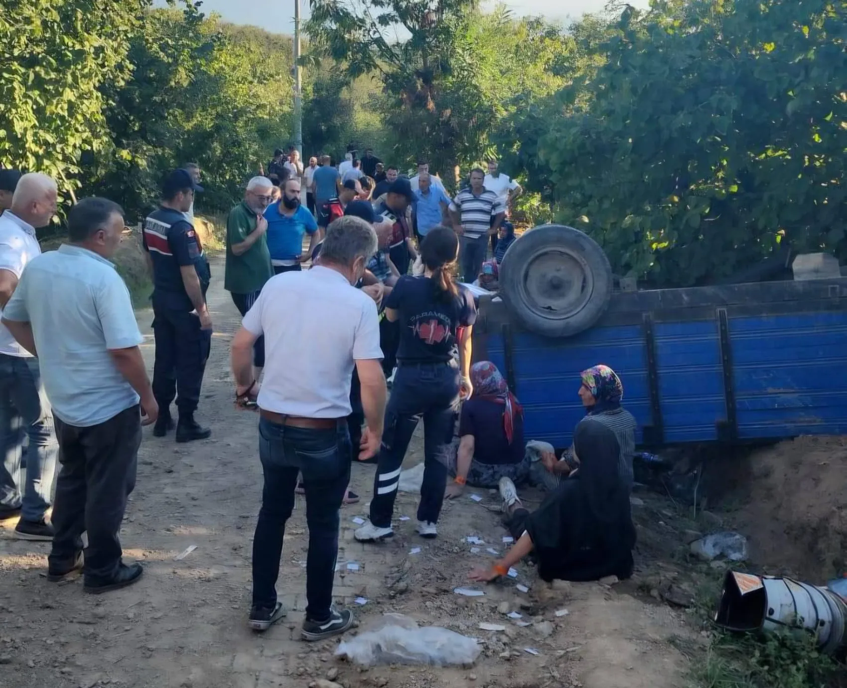 Sakarya'da fındık hasadı yolunda korkunç kaza: 18 işçi yaralandı