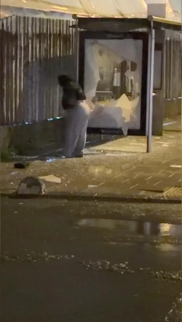 Arnavutköy'de gece yarısı dehşeti: Durağı taşladı, çevreye hakaretler yağdırdı