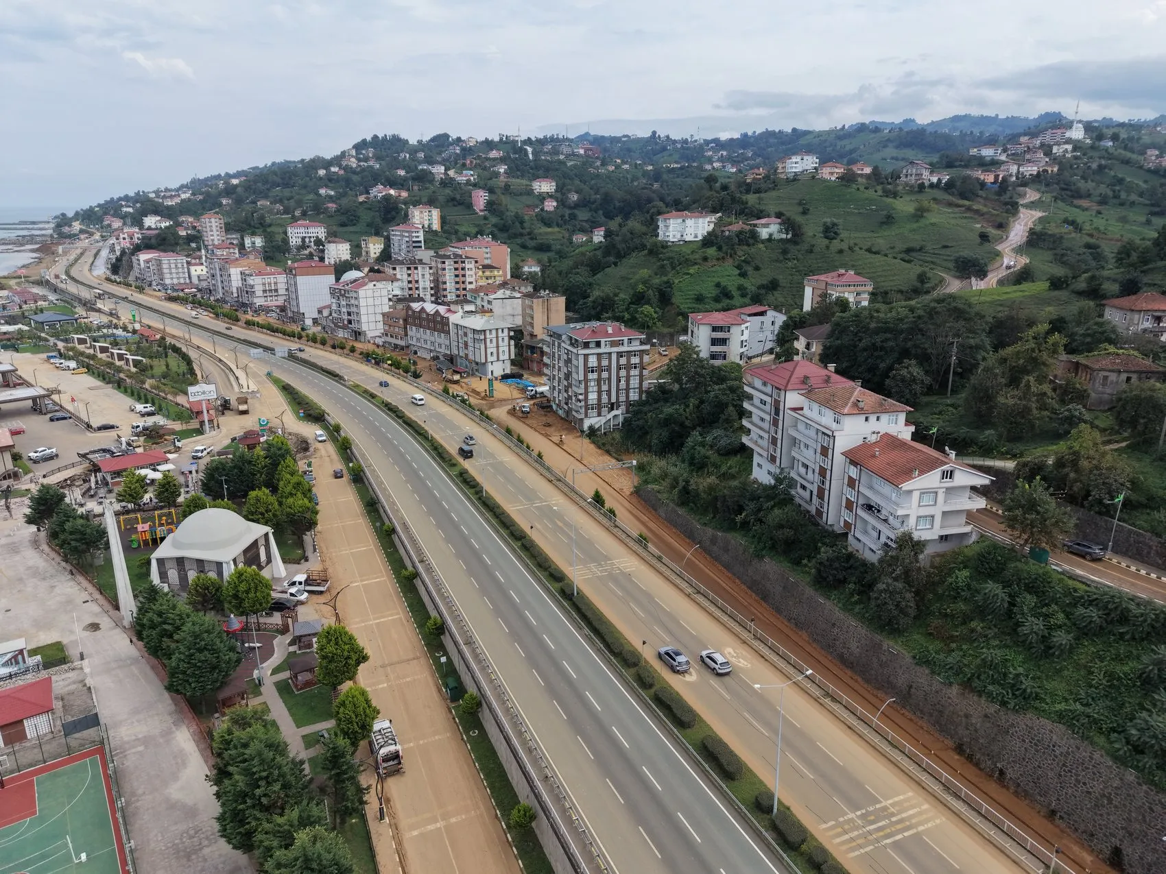 Doğa felaketine meydan okuyan Rize: Çamur deryasında çay hasadı