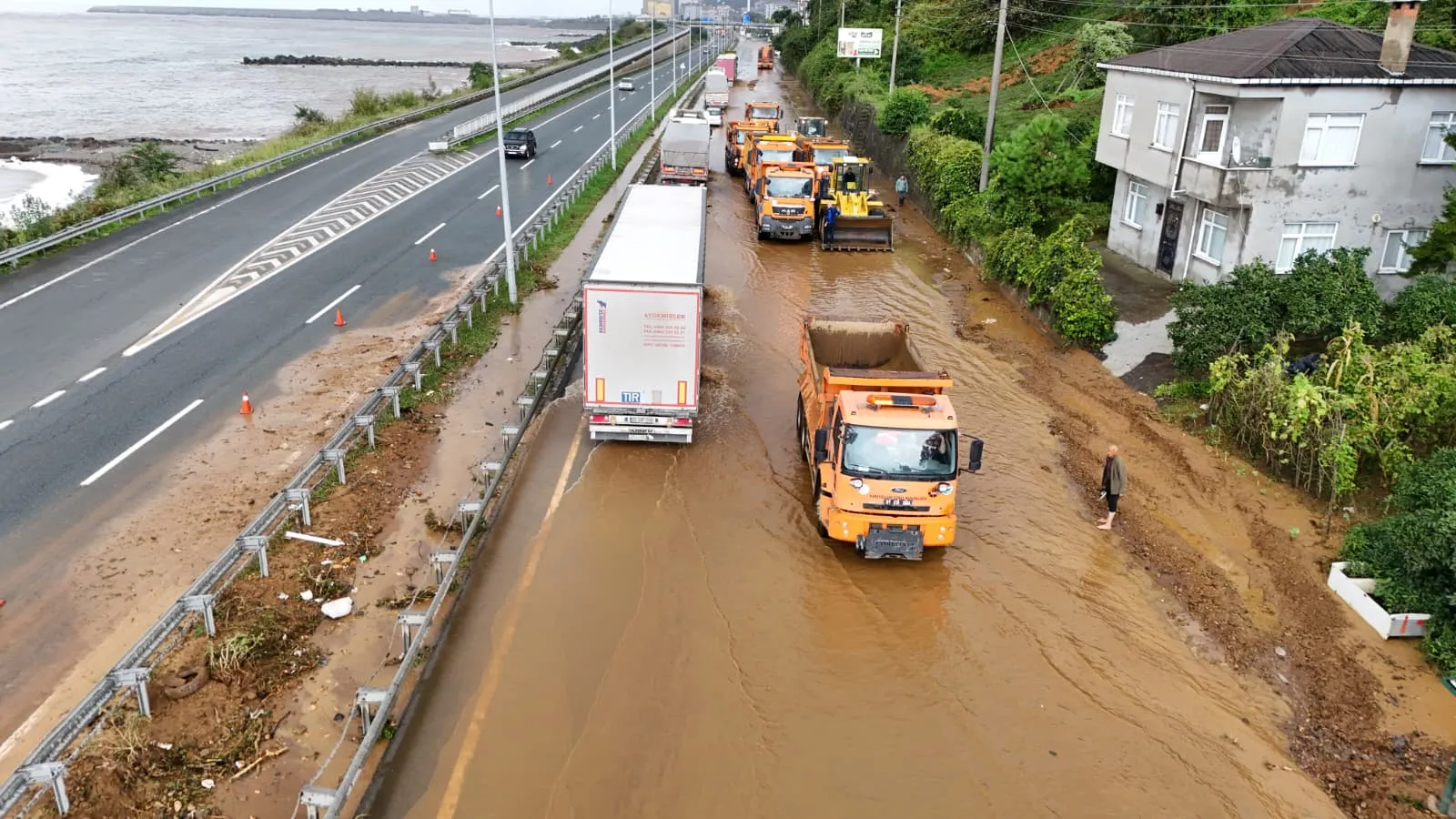 Rize'de doğa alarm verdi: Metrekareye 135 kilogram yağış düştü, Karadeniz'in rengi döndü