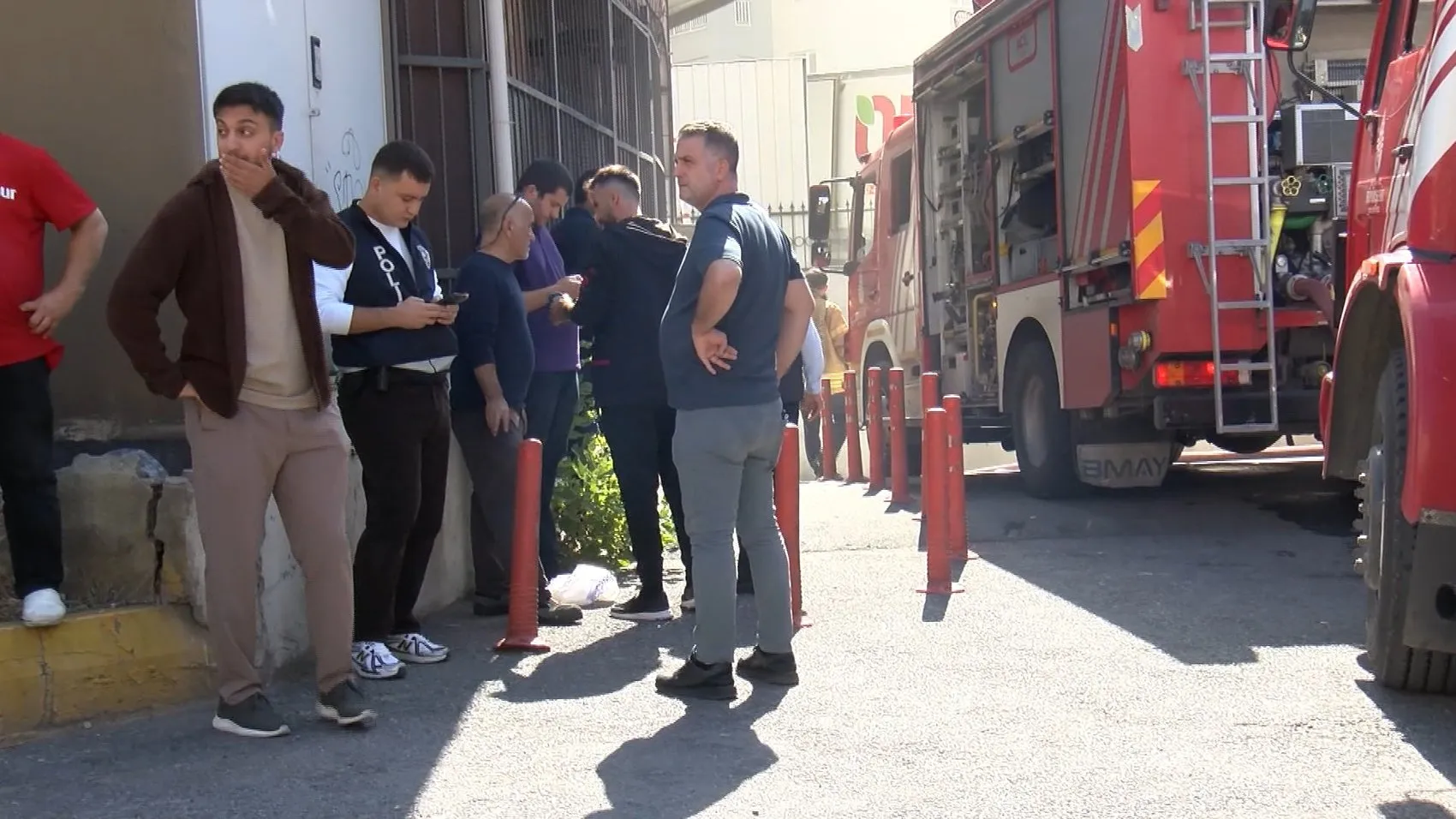 Küçükçekmece'de elektrikli araç paniği: Otoparkta dumanlar yükselince iş merkezi boşaltıldı