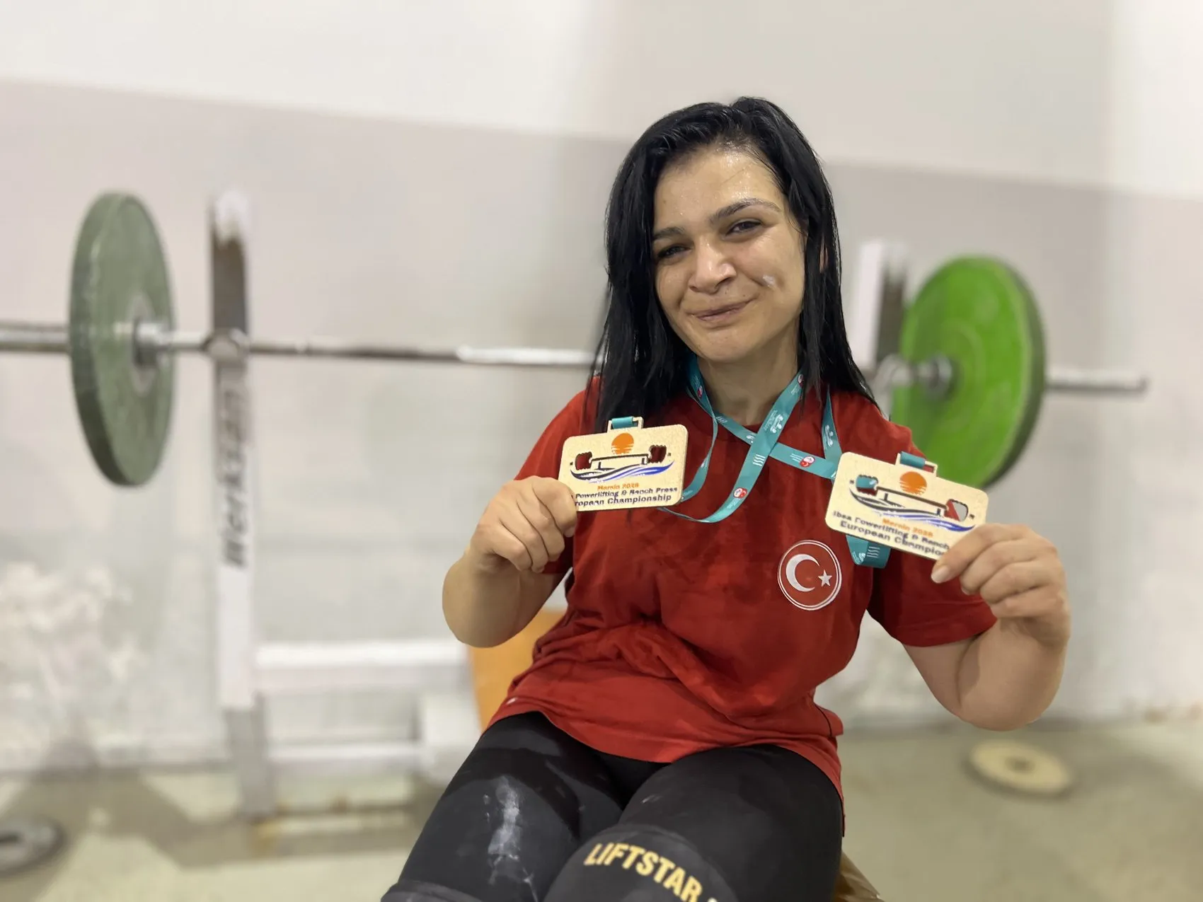 Karanlığa meydan okuyan şampiyon: Kornea nakli beklerken dünya rekorlarını altüst etti